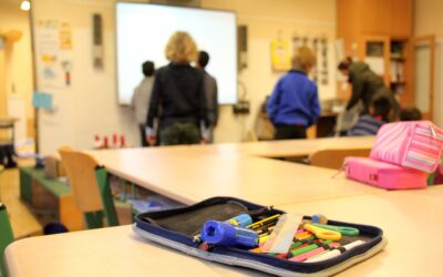 Escritorios de pie o sentados – Mobiliario escolar